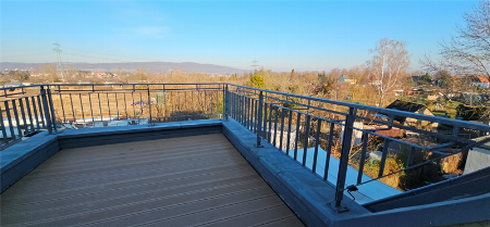 Schöne Dachgeschoßwohnung mit Fernblick und Balkon und Tiefgarage